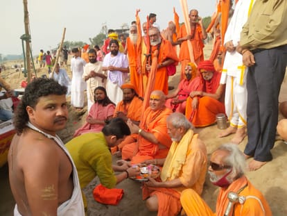 Ganga Dussehra 2022 Devotees gathered in Kashi took holy dip in ganga  for freedom from sins increased crowd in kashi vishwanath temmple