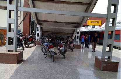 Don't argue too much you will have to pay Chaos at Banaras station, public looting in the name of vehicle s