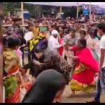 टिकट को लेकर मारपीट करती महिलाएं