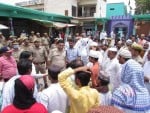 कालपी जुमे की नमाज के बाद खानकाह के बाहर नमाजियों से बात करते डीएम व एसपी