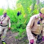 कानाचक एलओसी पर चेकिंग करती पुलिस और सेना की टीम