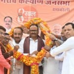 जनसभा में उपमुख्यमंत्री का स्वागत करते लोग