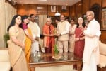 पीयू पहुंची यूपी की राज्यपाल आनंदीबेन पटेल का स्वागत करते प्रो राजकुमार व अन्य अधिकारी।