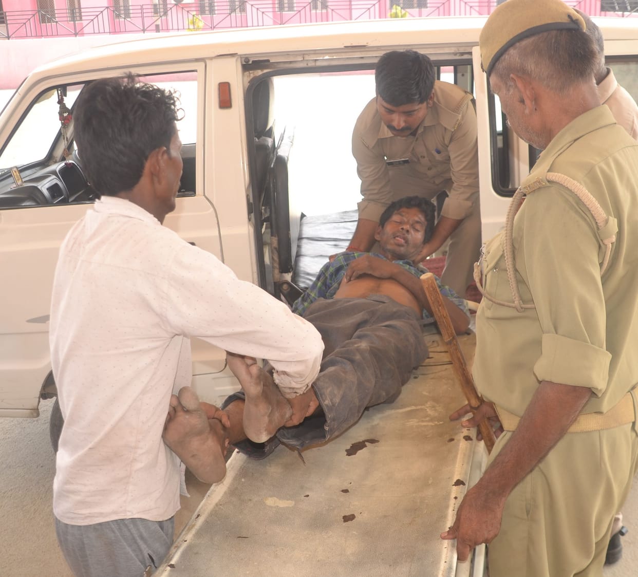 Kanpur dehat : In Ashok Nagar Valmiki locality, a mentally ill young man stabbed his mother, died