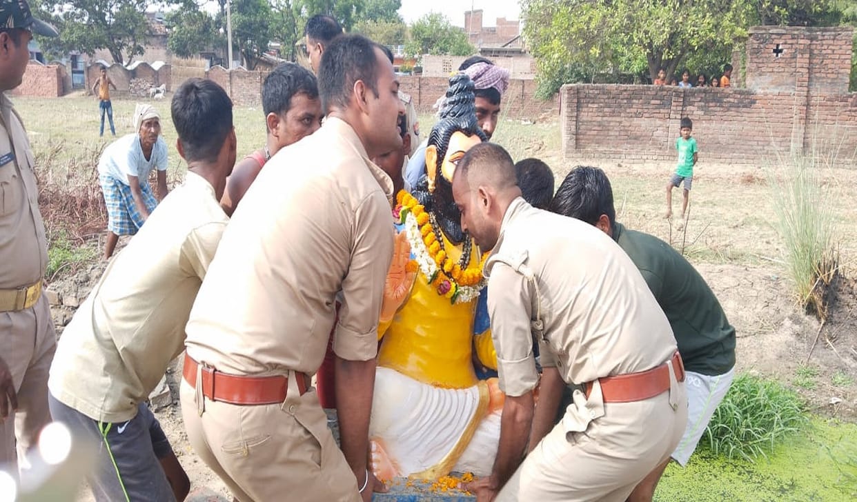 statue of Sant Ravidas placed Without permission in ballia police taken to station