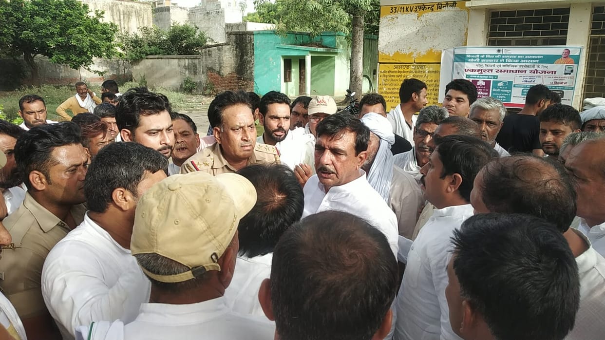 There was a dispute between the present and former MLA of RLD in the farmers' dharna