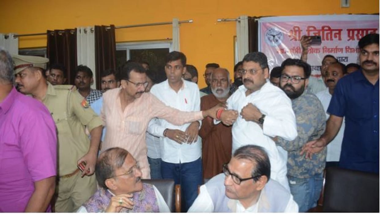 argument between mla ritesh gupta and bjp leader manmohan singh saini in the presence of minister jitin prasada