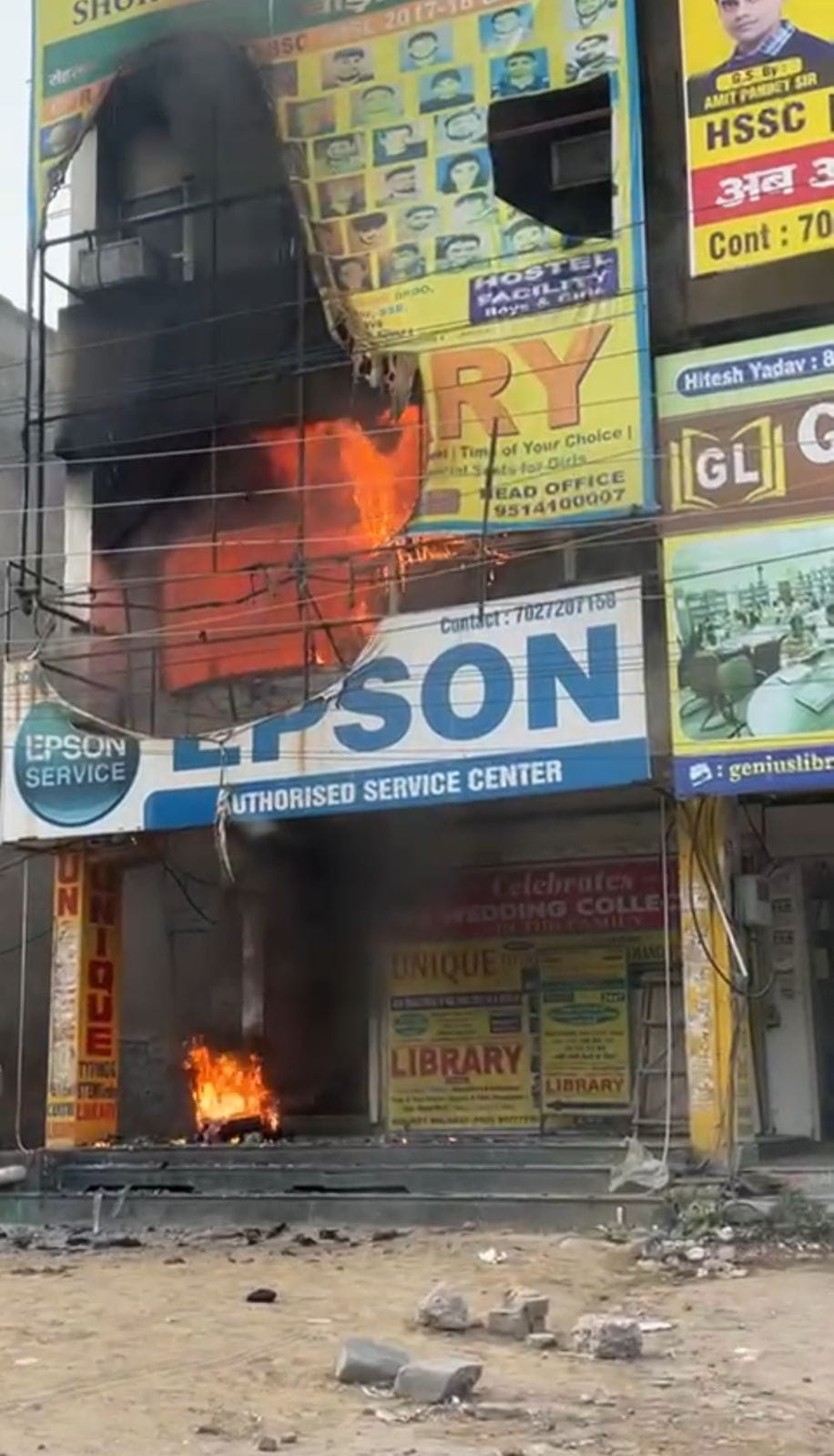 Fire in the library, saved the children by the wisdom of the people