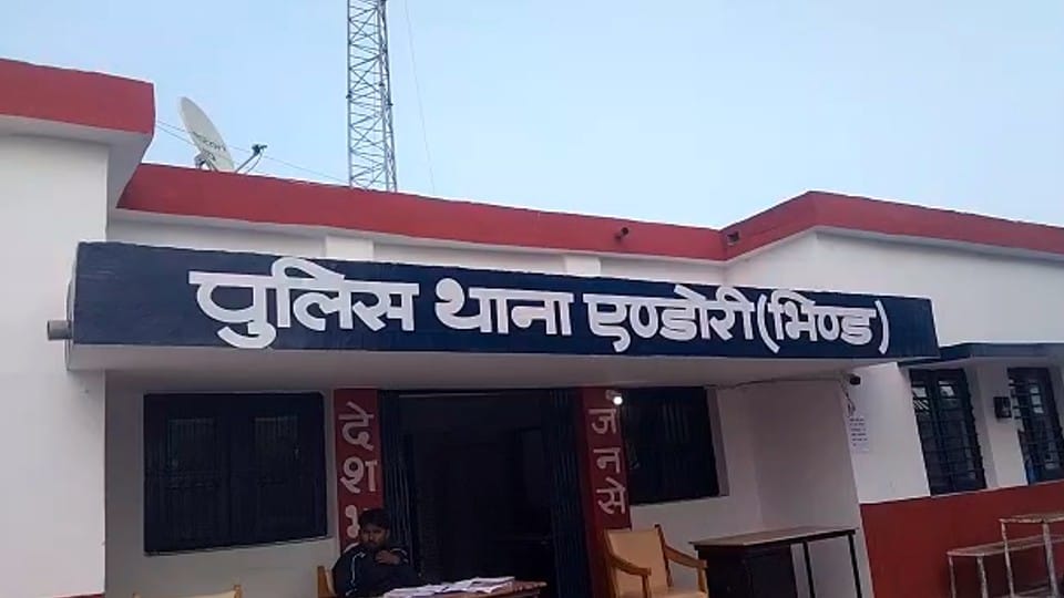 एंडोरी थाना पुलिस पर हमला किया गया।