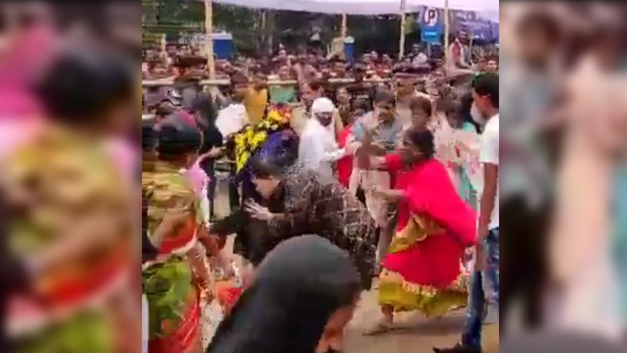 IND vs SA 2nd T20: Fight between women over India vs South Africa 2nd T20 tickets in Cuttack, police in action, watch video