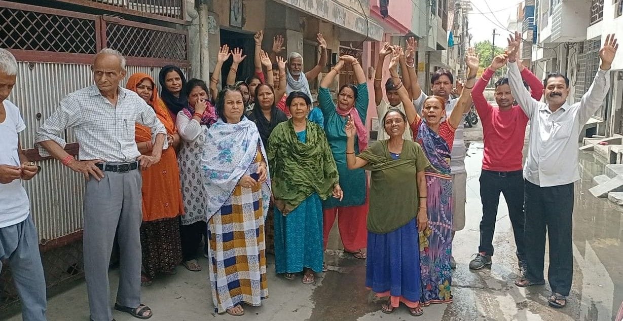 Hathras: People of housing-development colony demonstrated against waterlogging