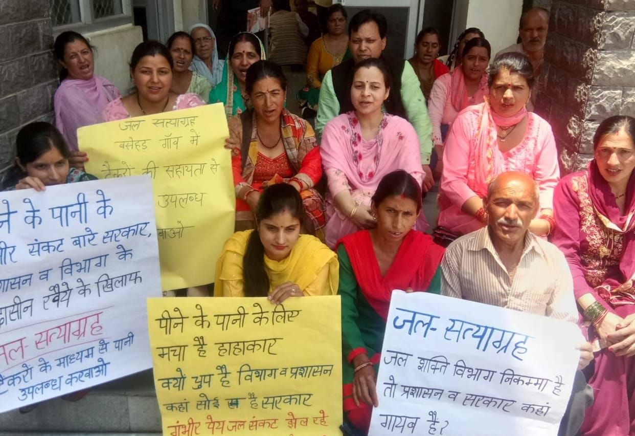 water crises in jogindernagar area, villegers protest