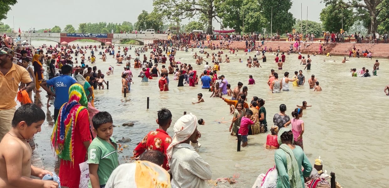 Devotees take a dip of faith in Yamuna on Ganga Dussehra