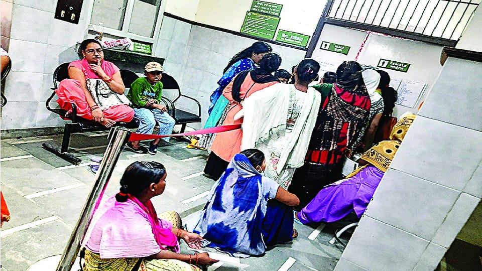 poor health system in government hospital in ballabhgarh pregnant women forced to sit on ground for check up