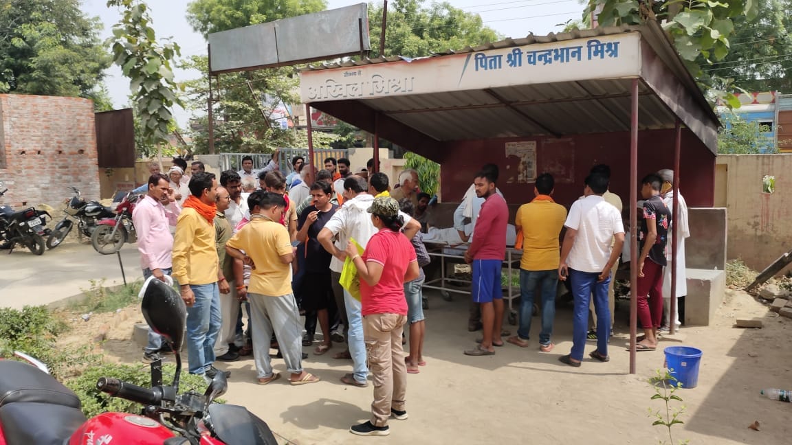 Road Accident in jaunpur Bike riding father son died due to collision with unknown vehicle