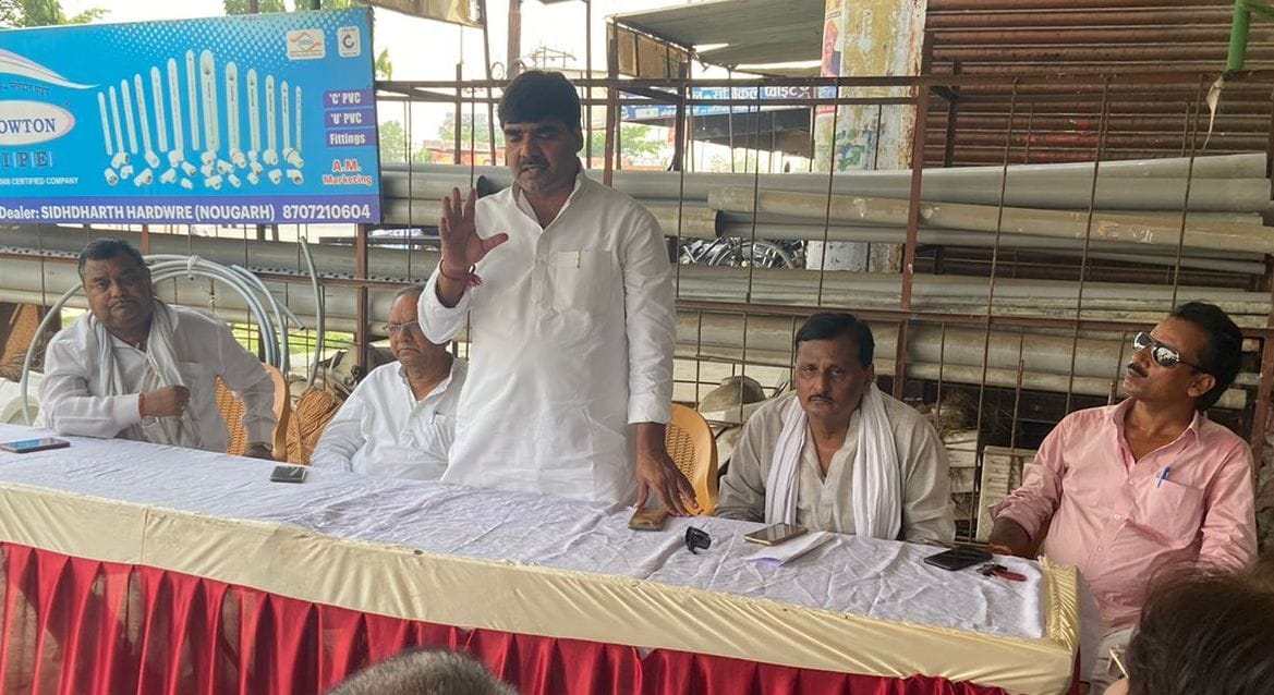 congress leader addressing party member