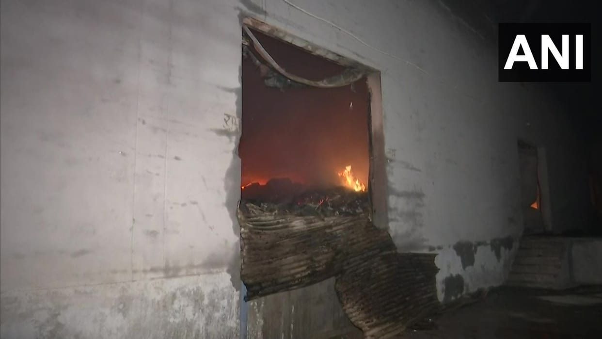 Fire in the godown of carpet and crockery factory in Hamidpur