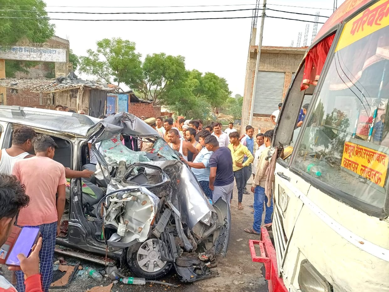 Heavy collision between roadways bus and car in Auraiya, four killed and five seriously injured, police reached the spot