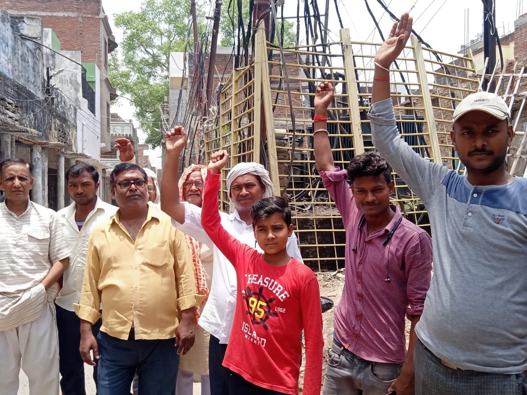 aghoshit bijalee katautee se charamaraee vidyut aapoorti vyavastha, muhallevaasiyon ne kiya pradarshan
