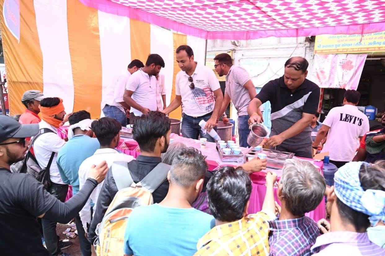 Aligarh: On Ganga Dussehra, devotees made donations with Ganga bath, worship and worship