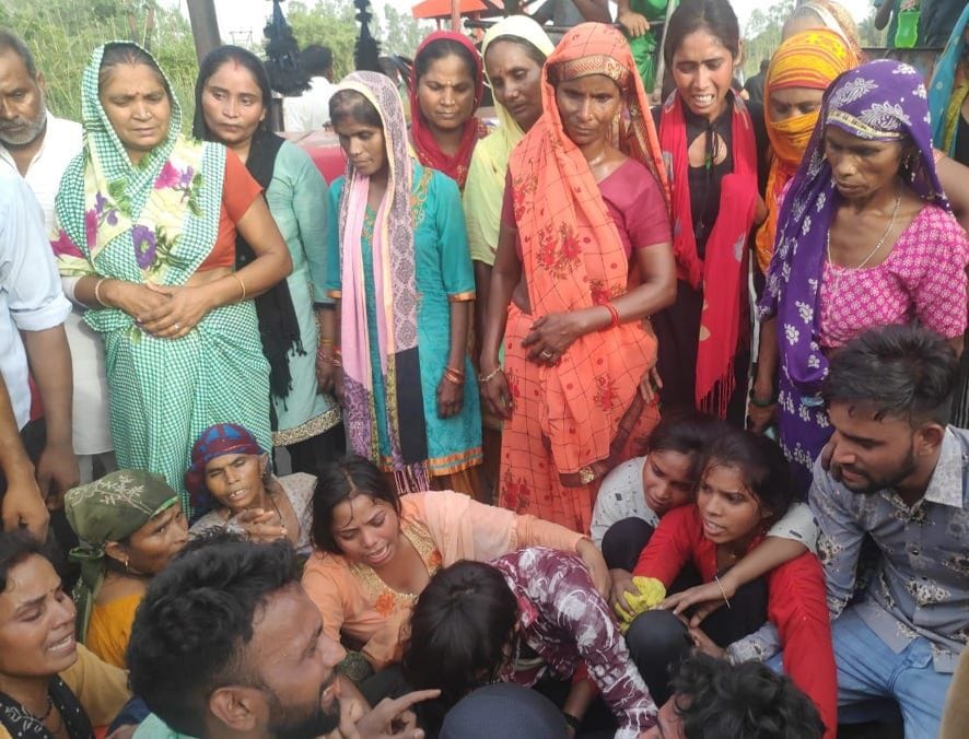 Dead body of young man found hanging from tree, relatives jammed