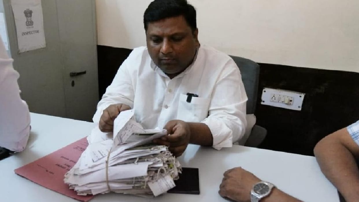 Delhi Imran Hussain inspects Burari Circle Office of Food and Supplies Department directs to strictly follow FIFO mode