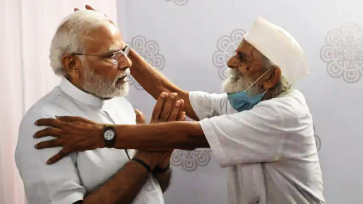 pm modi meet his school teacher during gujarat gaurav abhiyan