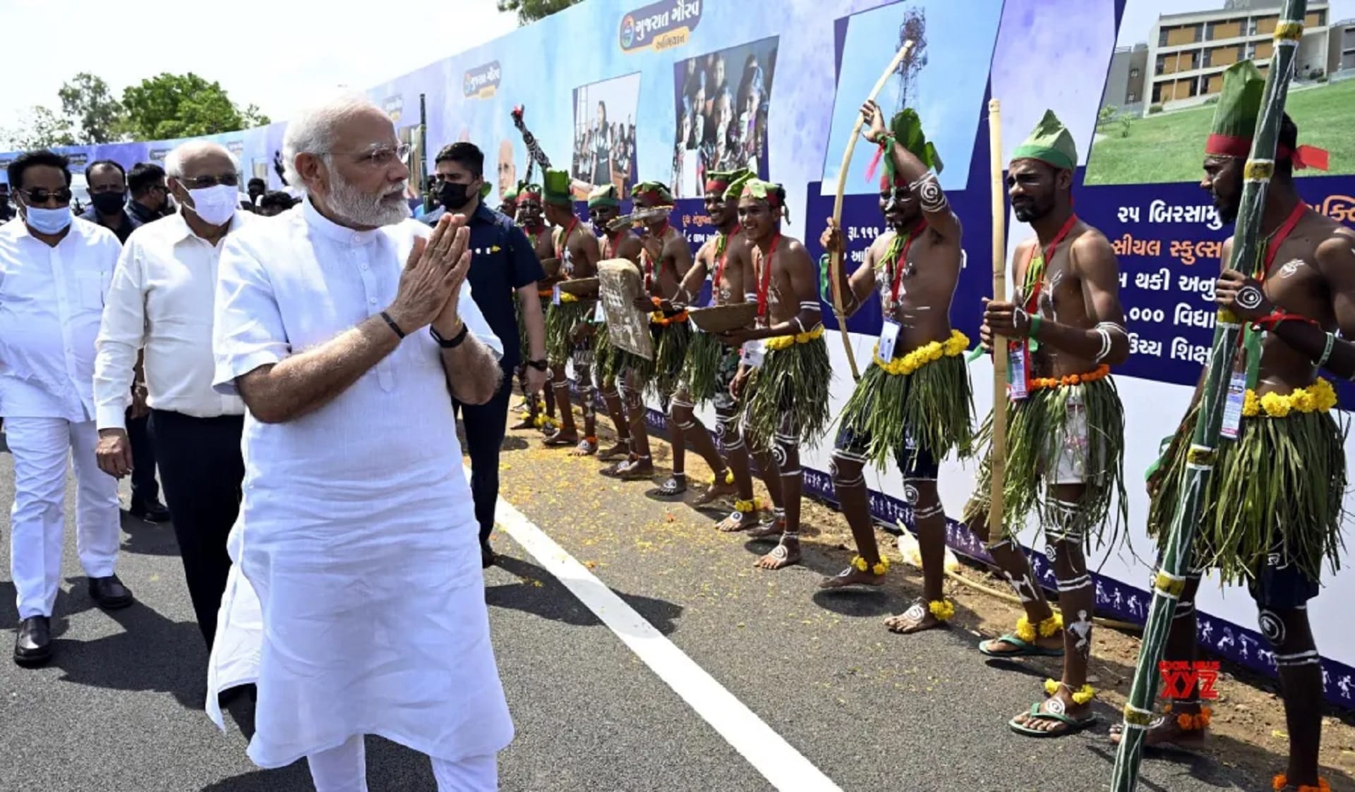 नवसारी- प्रधानमंत्री नरेंद्र मोदी का पारंपरिक स्वागत