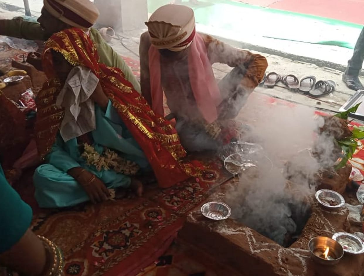 The bride and groom were troubled by the smoke in the mass marriage pandal, people ran out when they could not breathe