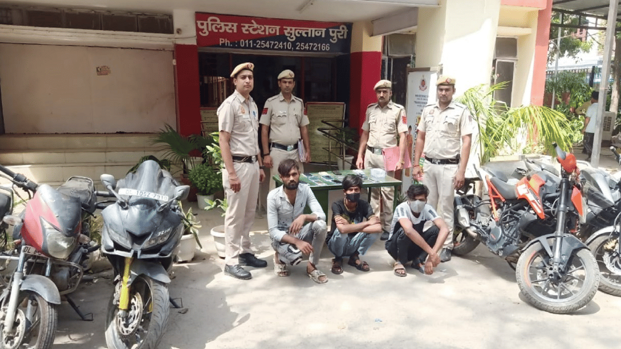 3 miscreants arrested in delhi police claim to solve more than two dozen cases