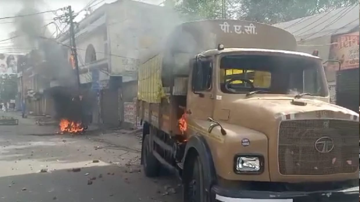Prayagraj: After Kanpur, mob pelts stones at police after Jumei prayers in Prayagraj, lathicharge