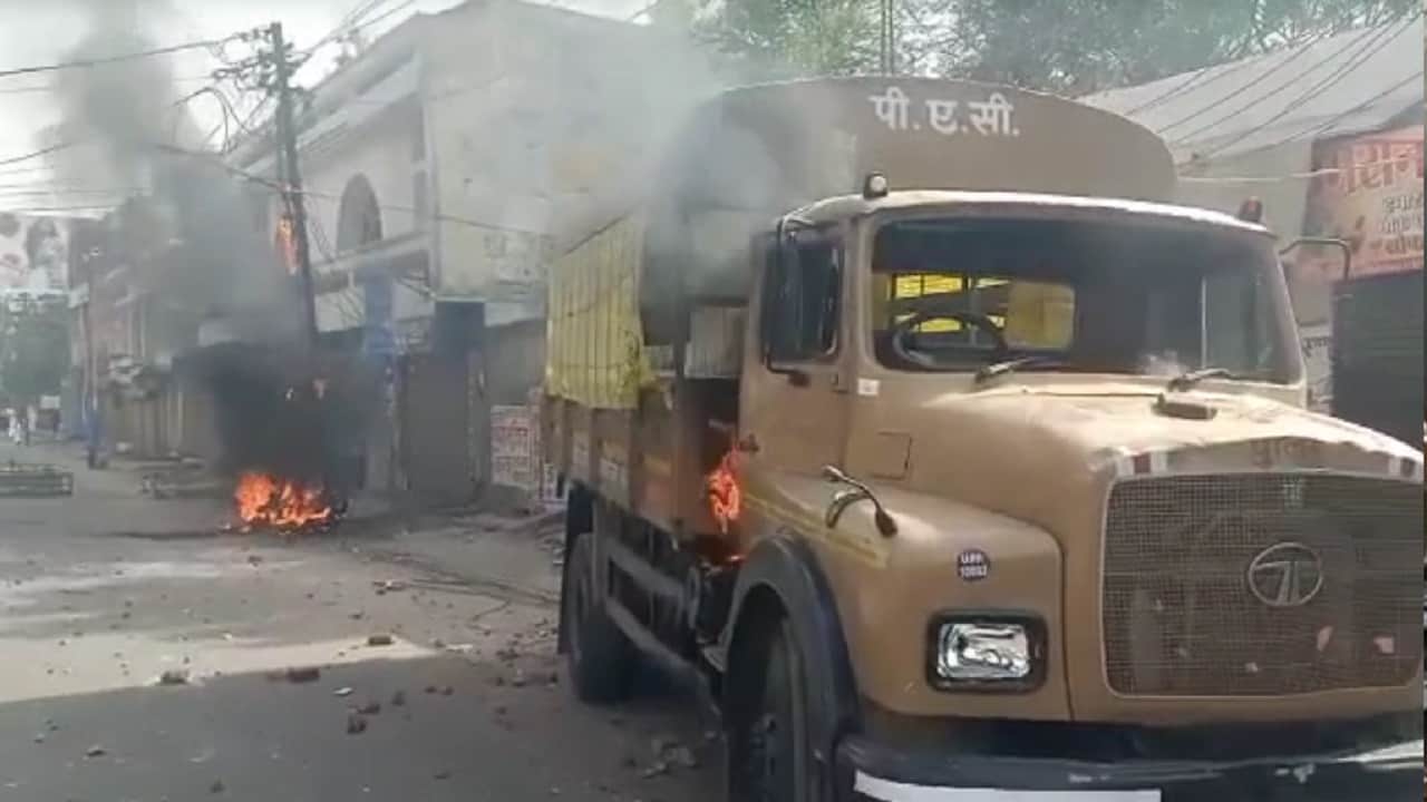 Prophet Remarks Row: Violence After Namaz in 20 Districts Uproar Stone Pelting and Arson See in Photos