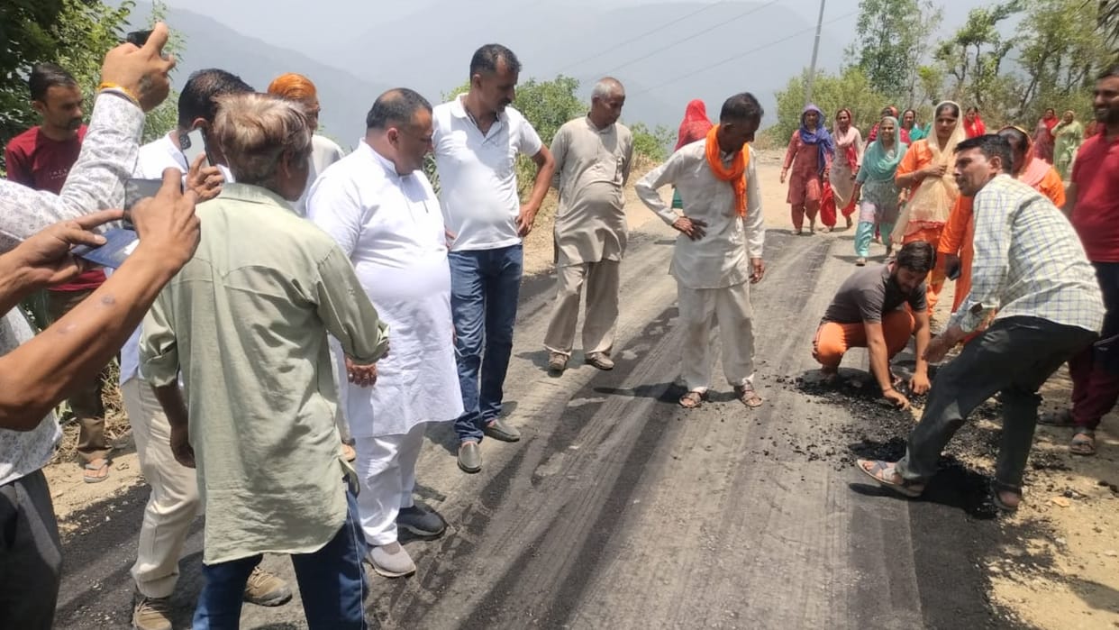 sirmour himachal news: MLA vinay kumar visit spot poor quality material used for road tiring villagers stage protest