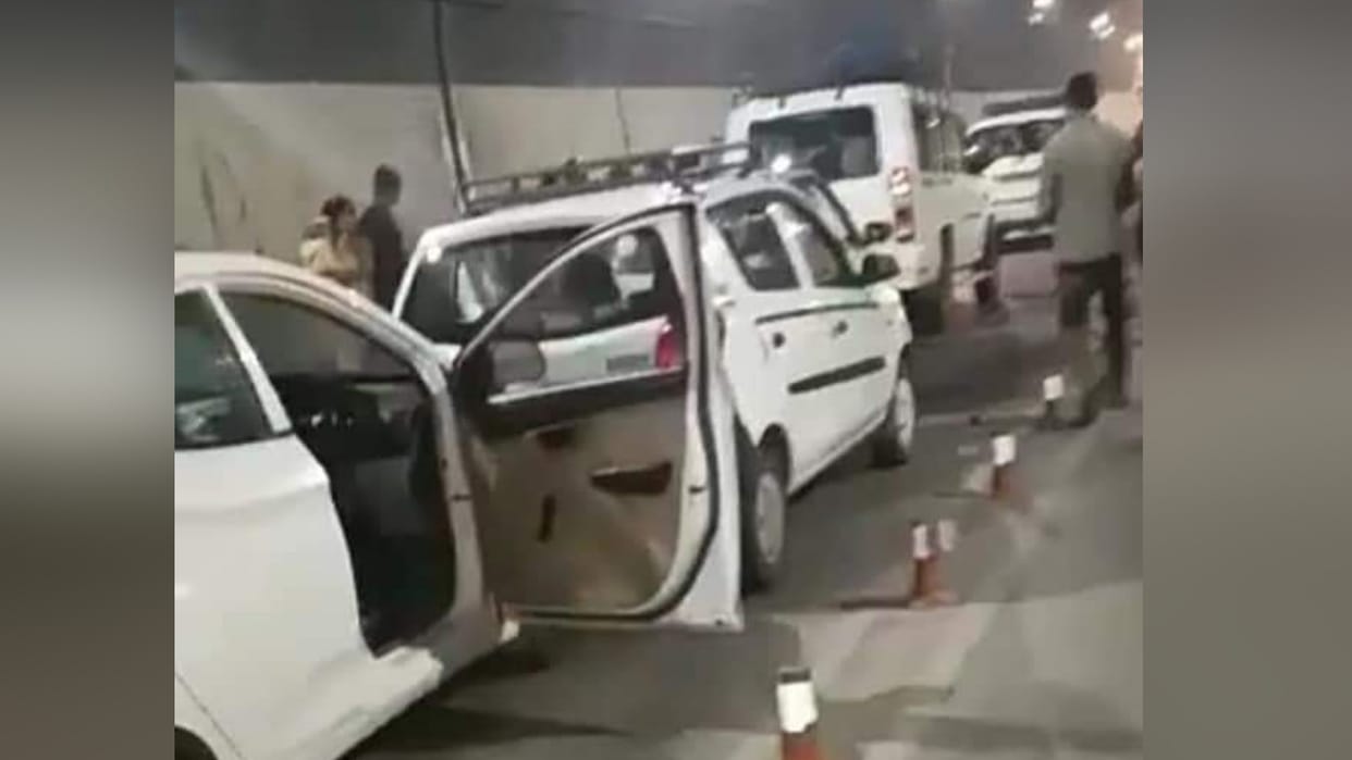 accident in atal tunnel rohtang five car collided while overtaking in atal tunnel