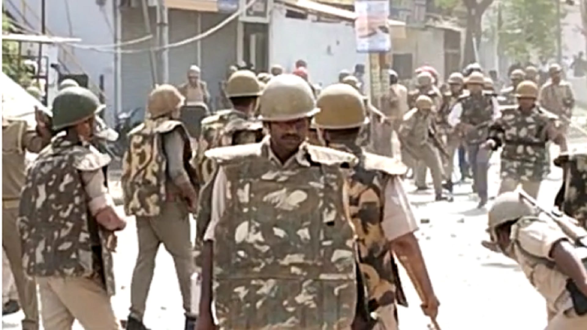 Prayagraj: After Kanpur, mob pelts stones at police after Jumei prayers in Prayagraj, lathicharge