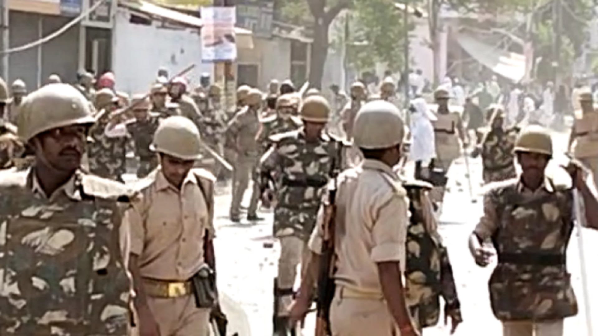 Prayagraj: After Kanpur, mob pelts stones at police after Jumei prayers in Prayagraj, lathicharge