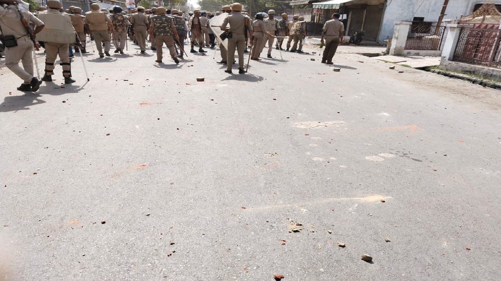 Prayagraj: After Kanpur, mob pelts stones at police after Jumei prayers in Prayagraj, lathicharge