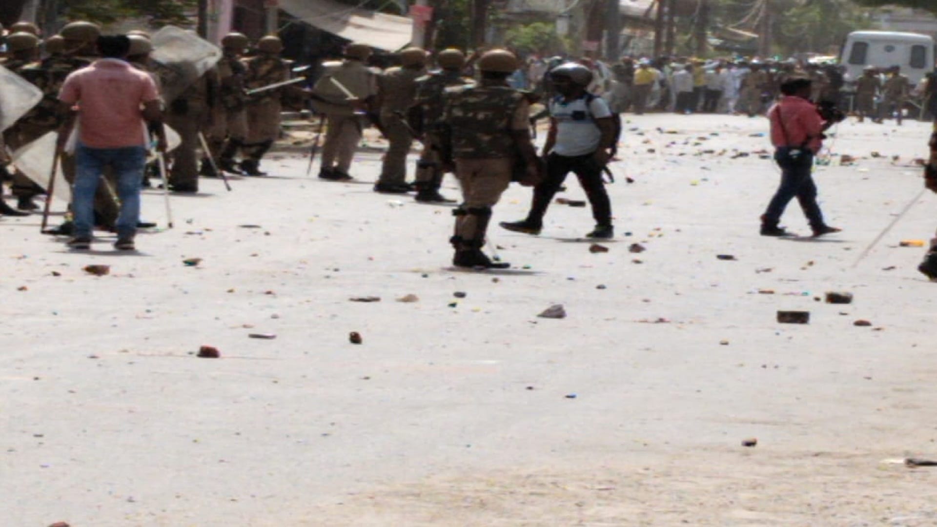Prayagraj: After Kanpur, mob pelts stones at police after Jumei prayers in Prayagraj, lathicharge