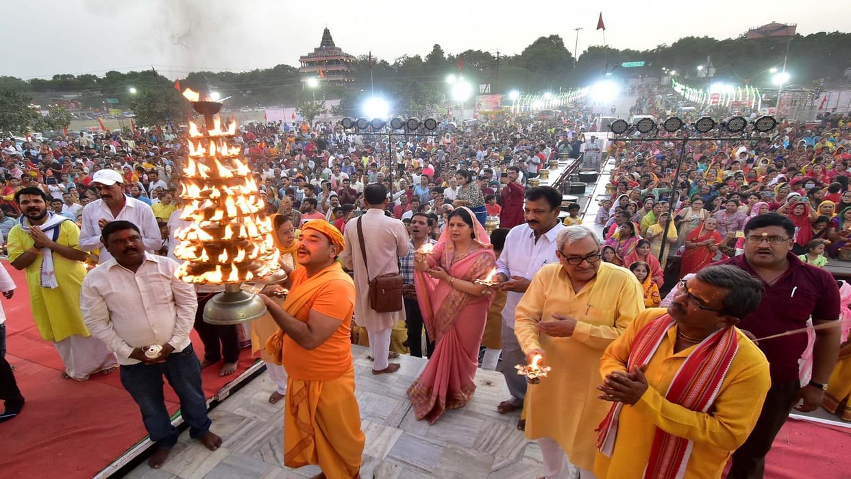 ganga dussehra 2022 : On Ganga Dussehra, there is a competition to do anointing by making Shivling on the sand of Sangam