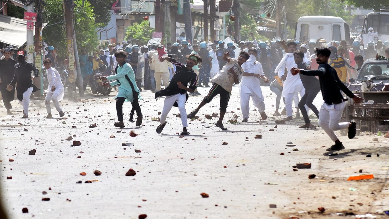 prayagraj violence Updates the 18 policemen including IG injured in stone-pelting, burning seven vehicles including PAC car