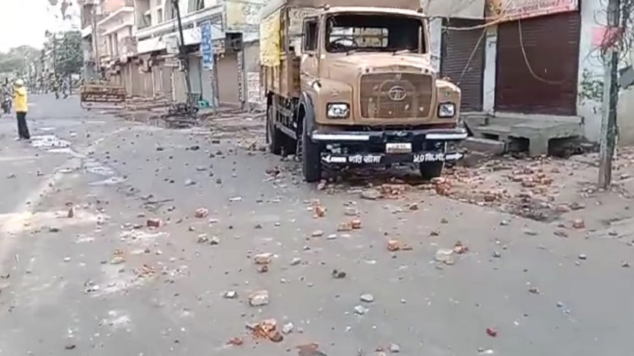 Prayagraj Violence Traces of ruckus found scattered in the streets and alleys of Atala, silence of fear everywhere