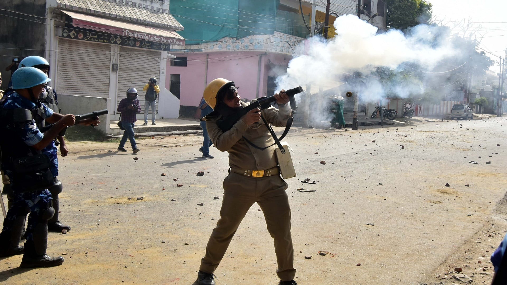 prayagraj violence Updates the 18 policemen including IG injured in stone-pelting, burning seven vehicles including PAC car