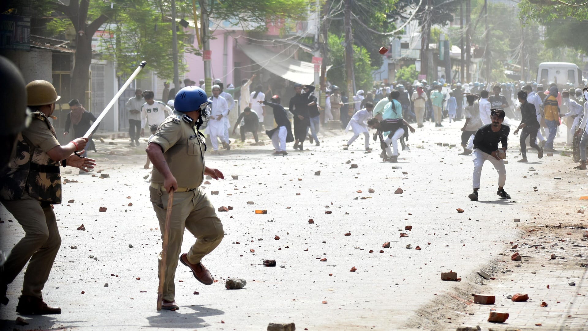 prayagraj violence Updates the 18 policemen including IG injured in stone-pelting, burning seven vehicles including PAC car