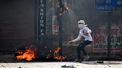 In a few minutes, Atala became the center of the ruckus, streets and roads were covered with stones