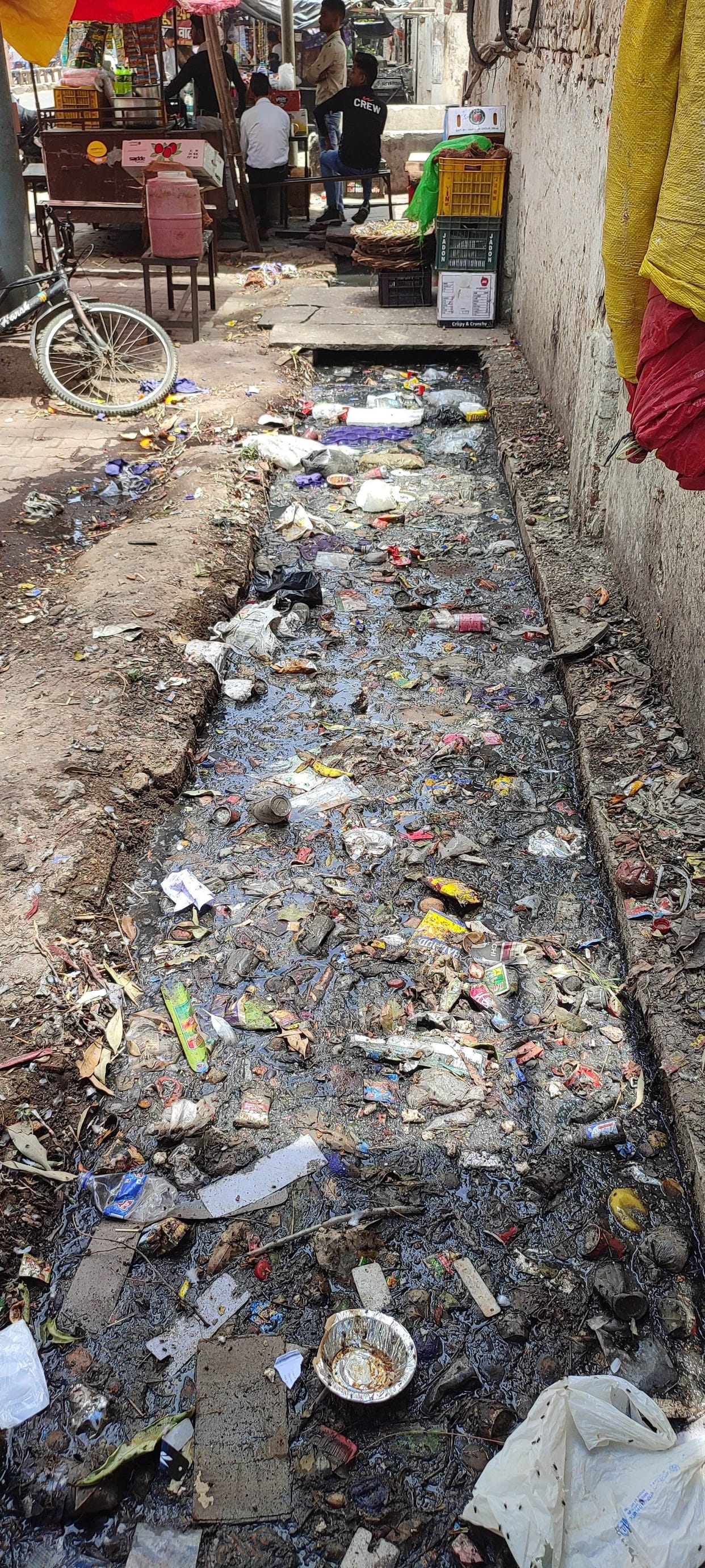 Aligarh: Photographed and cleaned the drain, now the dirt has come on the road