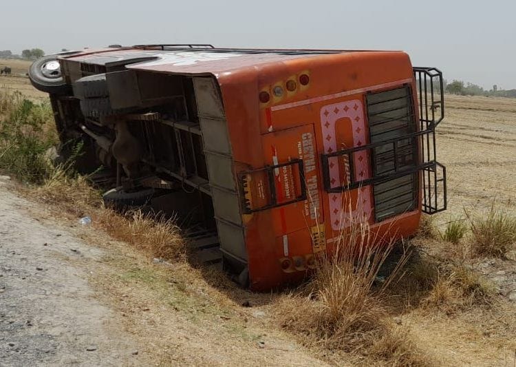 Kanpur dehat : Bus carrying 40 pilgrims from Jalaun to Bithoor overturns, four injured