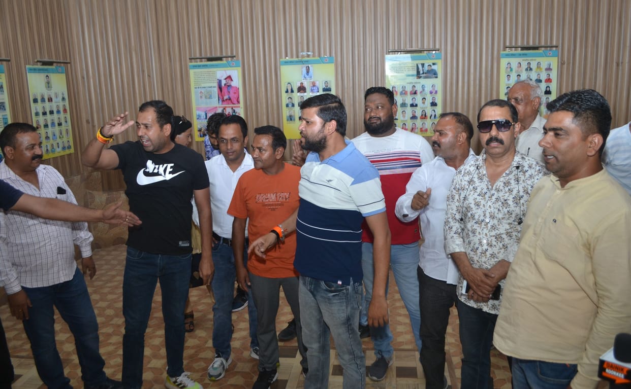 Demonstration of councilors against the mayor, granddaughter soot on the painting