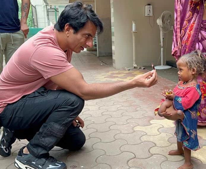 Actor Sonu Sood Helps Little Bihar Girl Who Was Born With Four Legs Four Arms News in Hindi