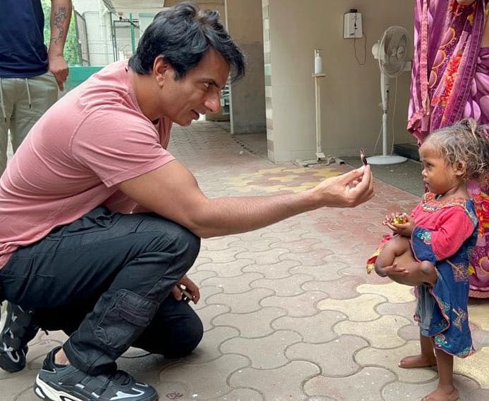 Actor Sonu Sood Helps Little Bihar Girl Who Was Born With Four Legs Four Arms News in Hindi
