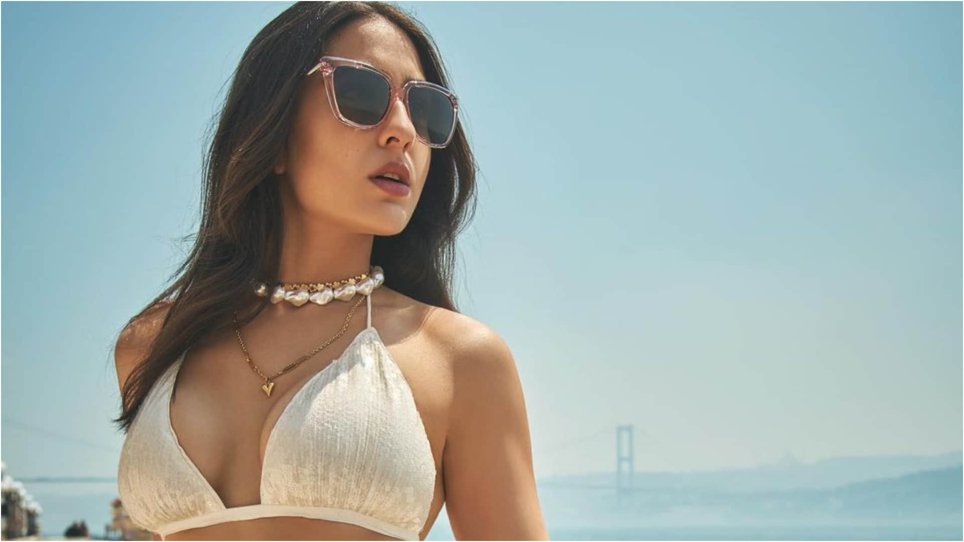Bollywood Actress Sara Ali Khan Glamorous Photos From Istanbul News in Hindi
